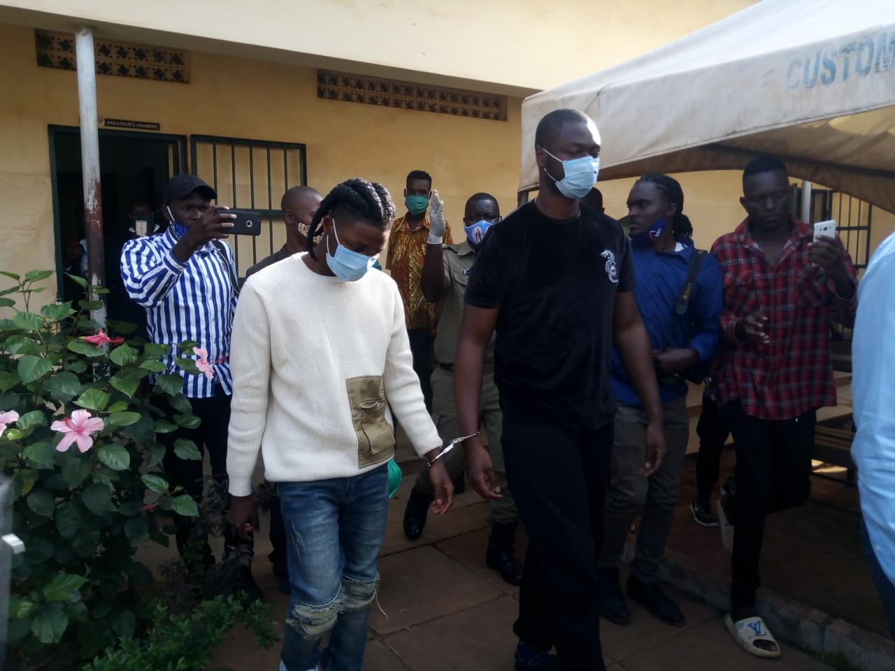 Photos of Nigerian singer Omah Lay in handcuffs and being taken to prison in Uganda 