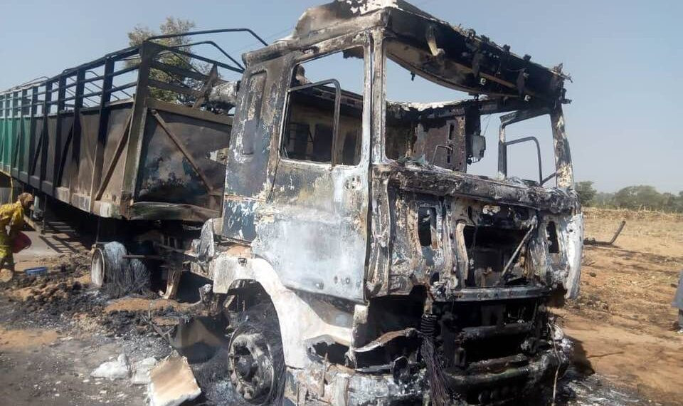 Bandits open fire on traders at Kaduna community market, kill 7 and burn truck loaded with 330 bags of maize (photo)