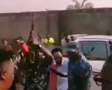 Policemen fire gunshot into the air as controversial clergyman, Indaboski throws naira notes into the air