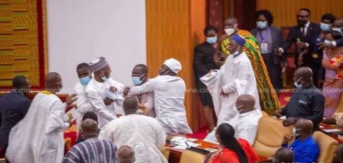 Ghanaian parliamentarians exchange blows over who takes the majority side (videos)