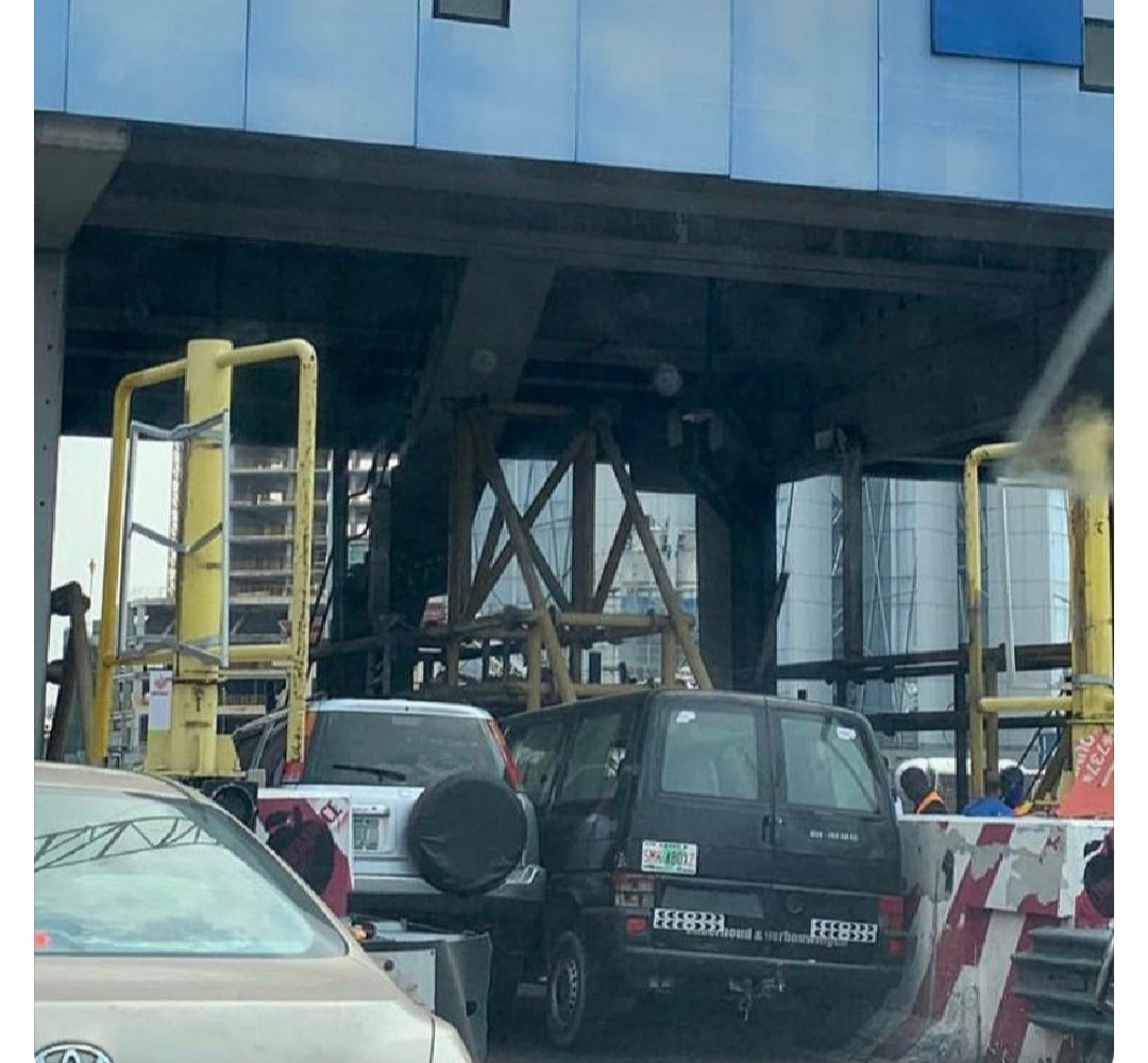 Two cars struggle to pass through Lekki tollgate at the same time