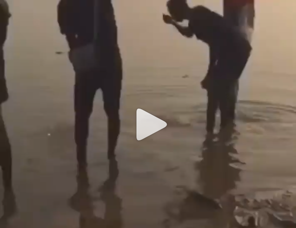 Ritual: Suspected yahoo boys seen throwing money into a dirty river as they make prayers (video)
