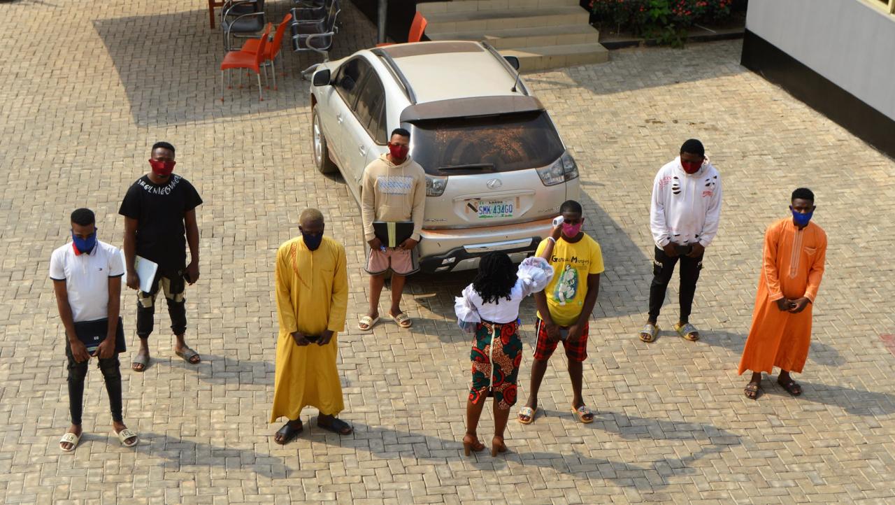 Seven suspected Internet fraudsters arrested in Ibadan (photo)