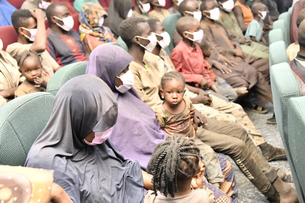 Niger state governor receives rescued abducted travelers (photos)