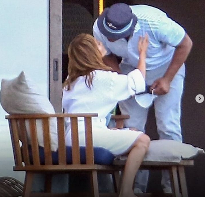Jennifer Lopez and Fiancee  Alex Rodriguez pictured kissing on a balcony days after their rumoured break up (photos)