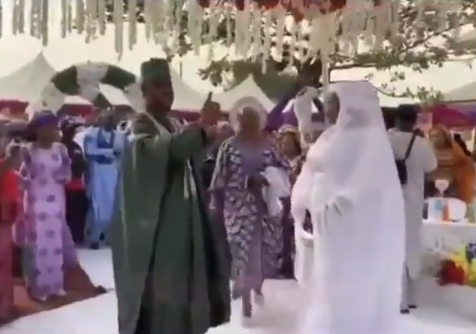 Watch the moment a Groom refused to dance at his wedding and warned the MC to stop cajoling him to dance (video)