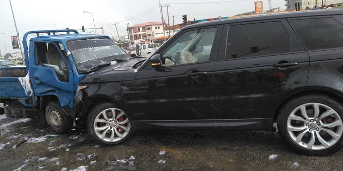 Truck driver crashes into a Range Rover after suffering brake failure in Lagos (video)
