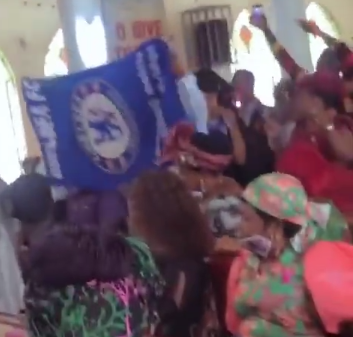 Diehard Chelsea fans hold thanksgiving service to celebrate club for winning UEFA Cup (video)