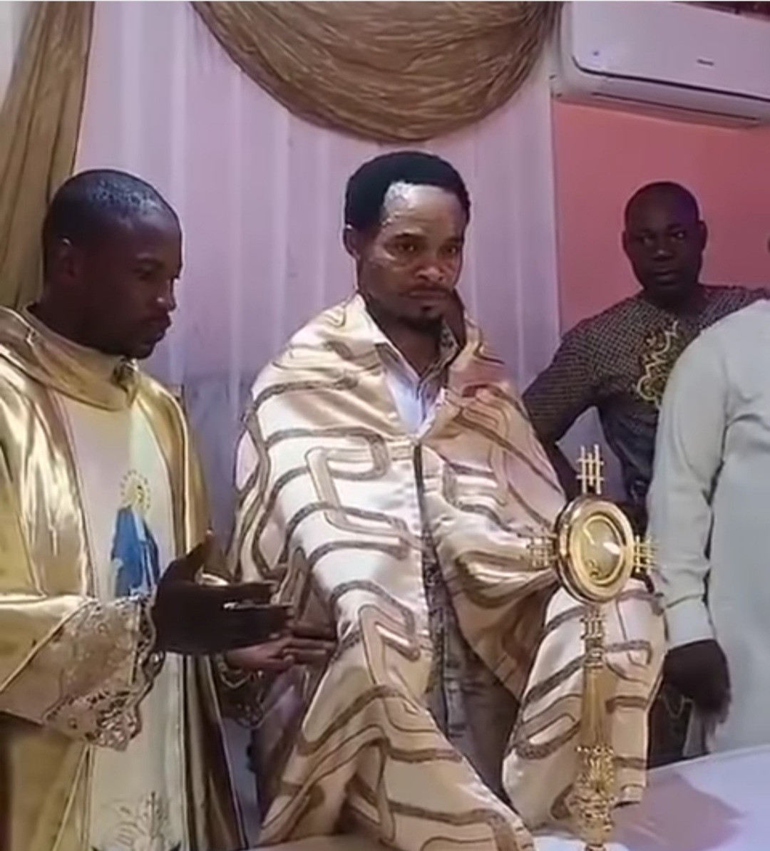 Outrage as Odumejeje is seen lifting the Catholic "blessed sacrament" after man dressed like a Catholic priest blessed it (video)
