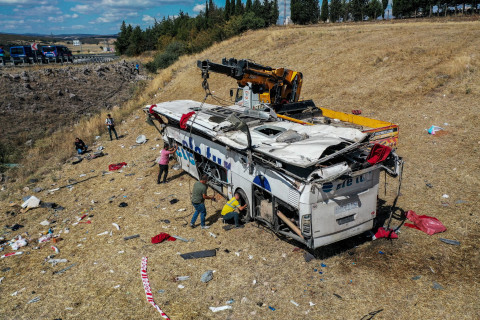 14 people killed and 18 injured after bus swerves off highway road in Turkey (photos)     