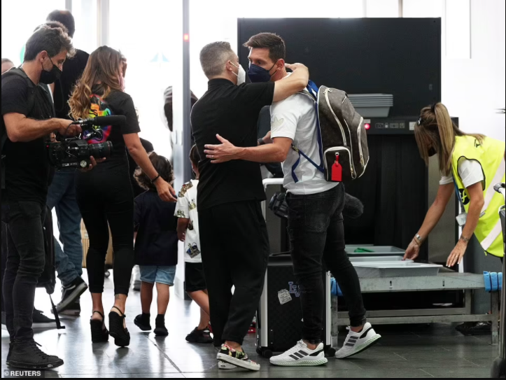  Lionel Messi flies to Paris with wife Antonella and their kids for his medical with PSG (Photos)