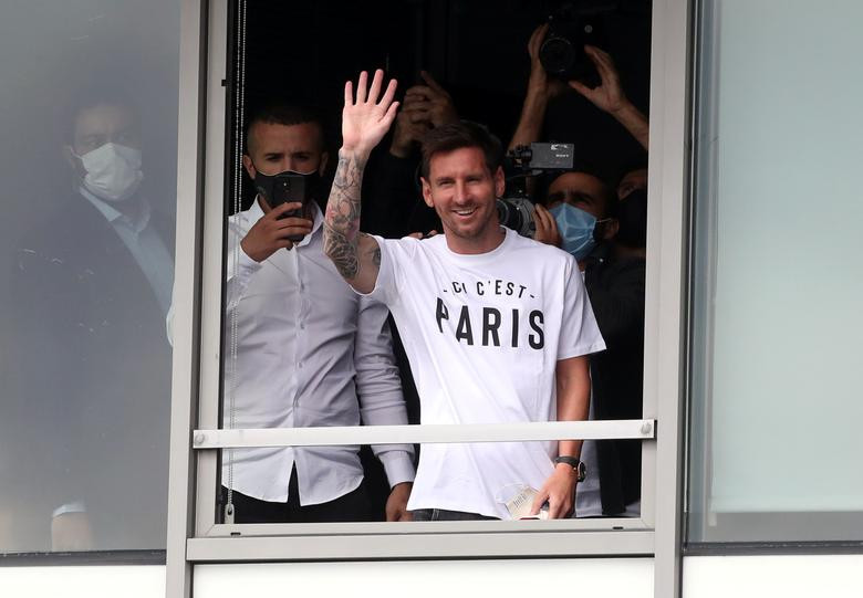 Lionel Messi receives hero