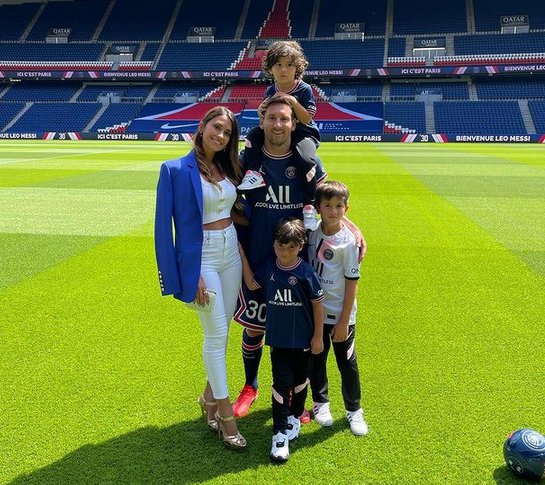 Beautiful family photo of Lionel Messi, his wife and their children at his PSG unveiling
