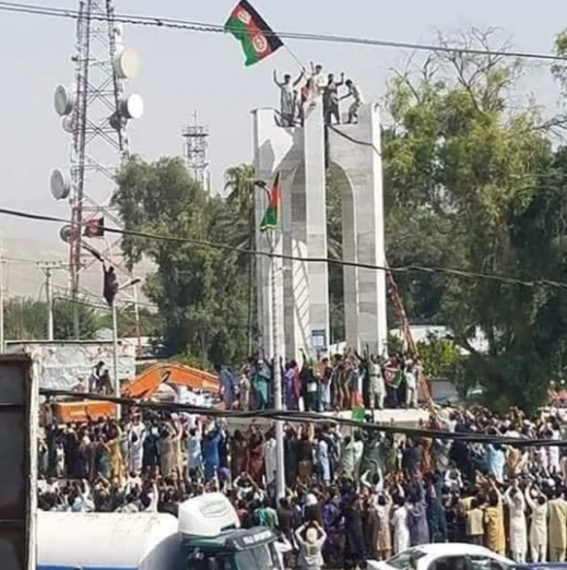 2 killed, 8 injured as Afghans protest against Taliban rule and replace Taliban flag with Afghanistan flag in Jalalabad (video)