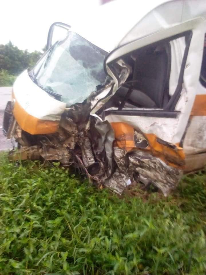 Tragedy averted as Akwa Ibom Transport Company bus conveying prospective Corps members to the North rams into tanker 