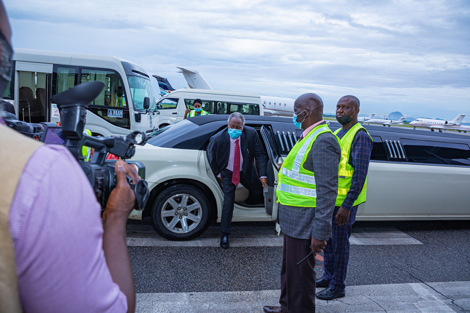 Nigerians react to founder of Deeper Life Bible Church, Pastor Kumuyi arriving a crusade in a limousine car (photos)