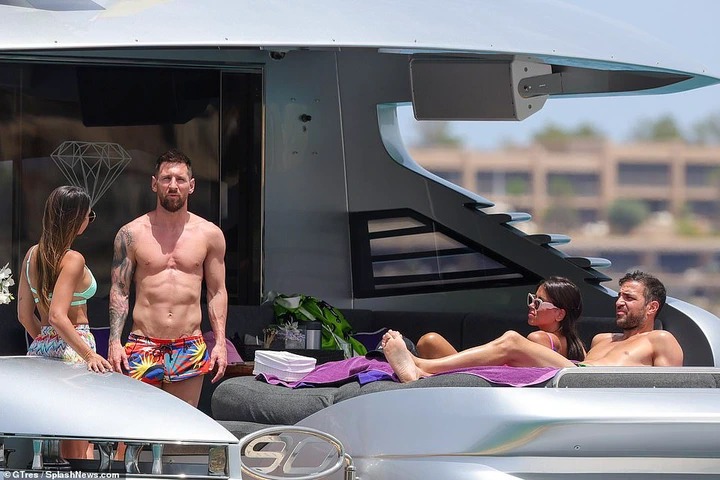 Fun in the sun: Lionel showed off his toned physique in a pair of multi-coloured patterned swimming trunks
