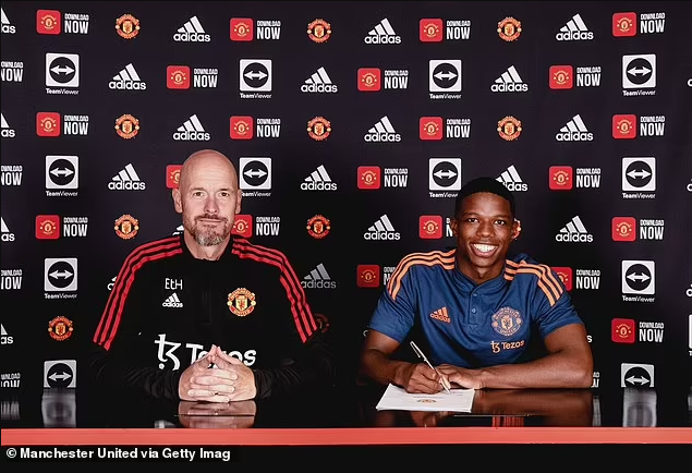 Manchester United announce ?12.9m signing of Dutch left back Tyrell Malacia