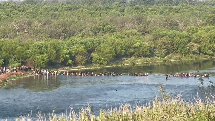 Video shows massive group of migrants crossing into US