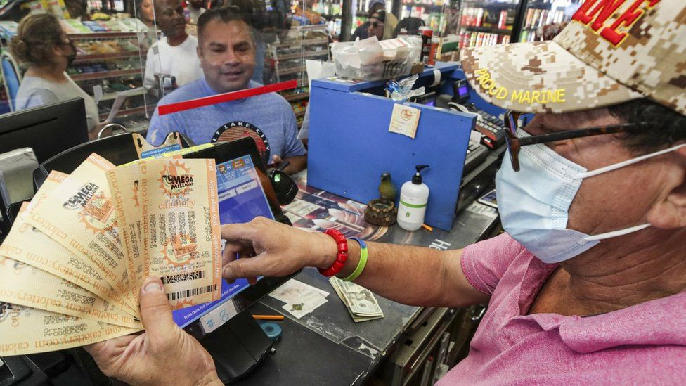 Lucky person beats one in 300 million odds, to win .3bn jackpot in U.S.