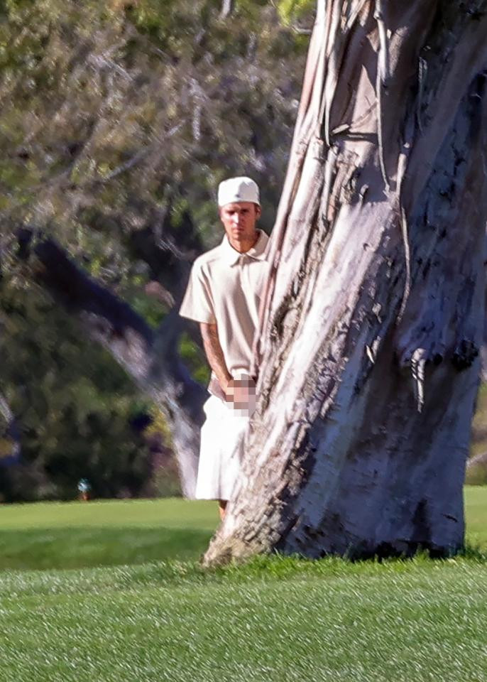 Justin Bieber caught with his pants down at golf club (photos)