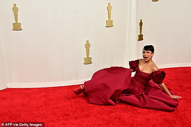 Oscars  2024: YouTuber Liza Koshy falls on the Oscars red carpet while struggling to walk in 8-inch�platform�heels (Photos)